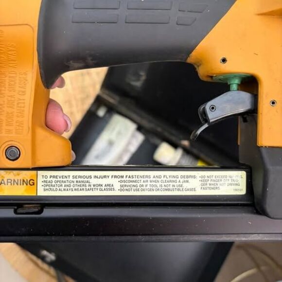 Stanley Bostitch pneumatic staple gun kit with metal case - Picture 4 of 4